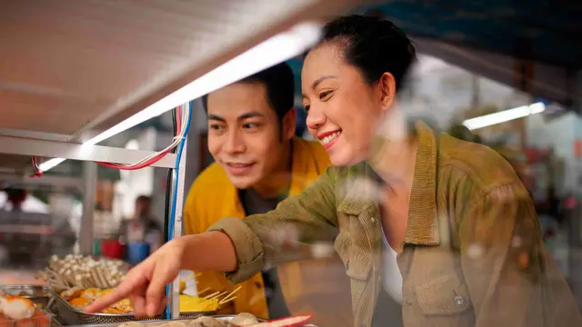 Mencoba makanan baru yang unik