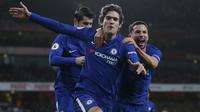 Pemain Chelsea, Marcos Alonso (kiri) merayakan gol bersama rekan-rekannya pada lanjutan Premier League di Emirates Stadium, London, (3/1/2018).  Arsenal bemain imbang 2-2 dengan Chelsea. (AFP/Ian Kington)