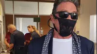 John McAfee menggunakan thong (sejenis celana dalam wanita) untuk menjadi masker. (dok. Twitter @officialmcafee/https://twitter.com/officialmcafee/status/1292796761577328640/photo/1)