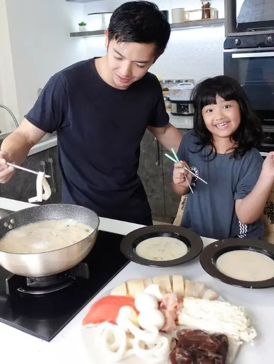 <p>Kebahagiaan Nicky dan putrinya pun dirasakan netizen. Cara Nicky menunjukkan kasih sayangnya untuk Ellyana pun dikagumi followers-nya. (Foto: Instagram/nickytirta)</p>