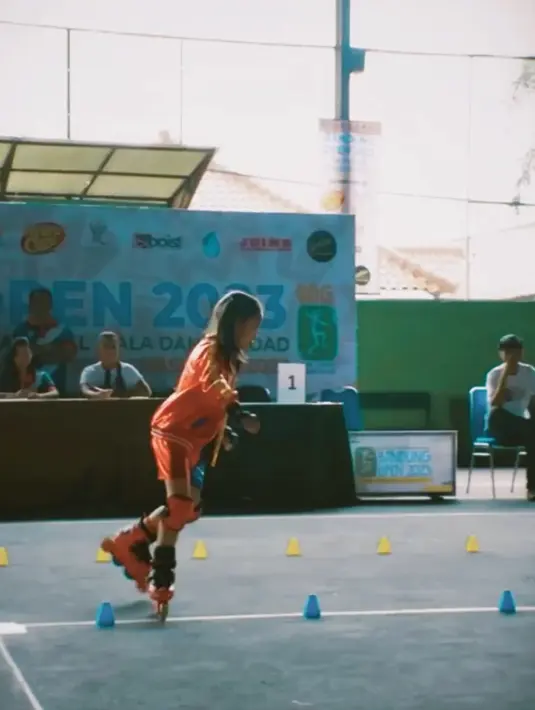 Dalam videonya, Gempi tampak mahir dan lancar bermain inline skate sembari melewati beberapa rintangan. Gempi juga tampak santai dan menikati permainan. Sesekali berjoged setelah menyelesaikan rintangan. [Instagram/gadiiing]