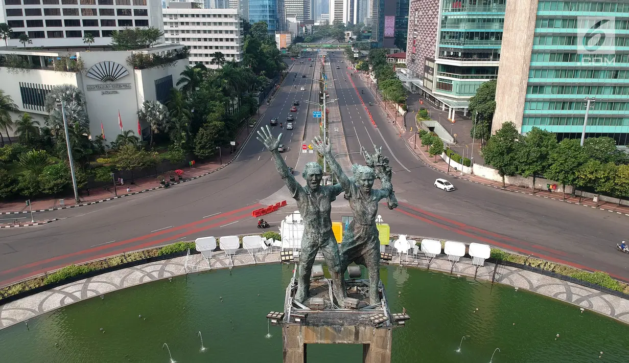 Foto Udara suasana jalan yang lengang di Jalan Thamrin, Jakarta, Jumat (15/6). Pada Hari Raya Lebaran hari pertama, sejumlah ruas jalan di Jakarta tampak sepi dan lengang, berbeda dengan kondisi normal yang padat dan macet. (Liputan6.com/Arya Manggala)