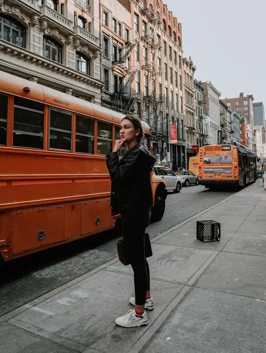 "Holla NYC ! 🏢 I’am the new Jessica Jones from Alias Investigations," tulis Luna Maya dalam keterangan foto di Instagramnya. unggahan Luna tersebut langsung ramai menuai beragam komentar netter. "Keren banget queen," tulis akun @muti***. (Instagram/lunamaya)
