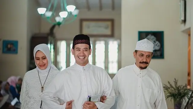 Tarra Budiman menggandeng tangan ayah dan ibunya (Instagram/ tarrabudiman)