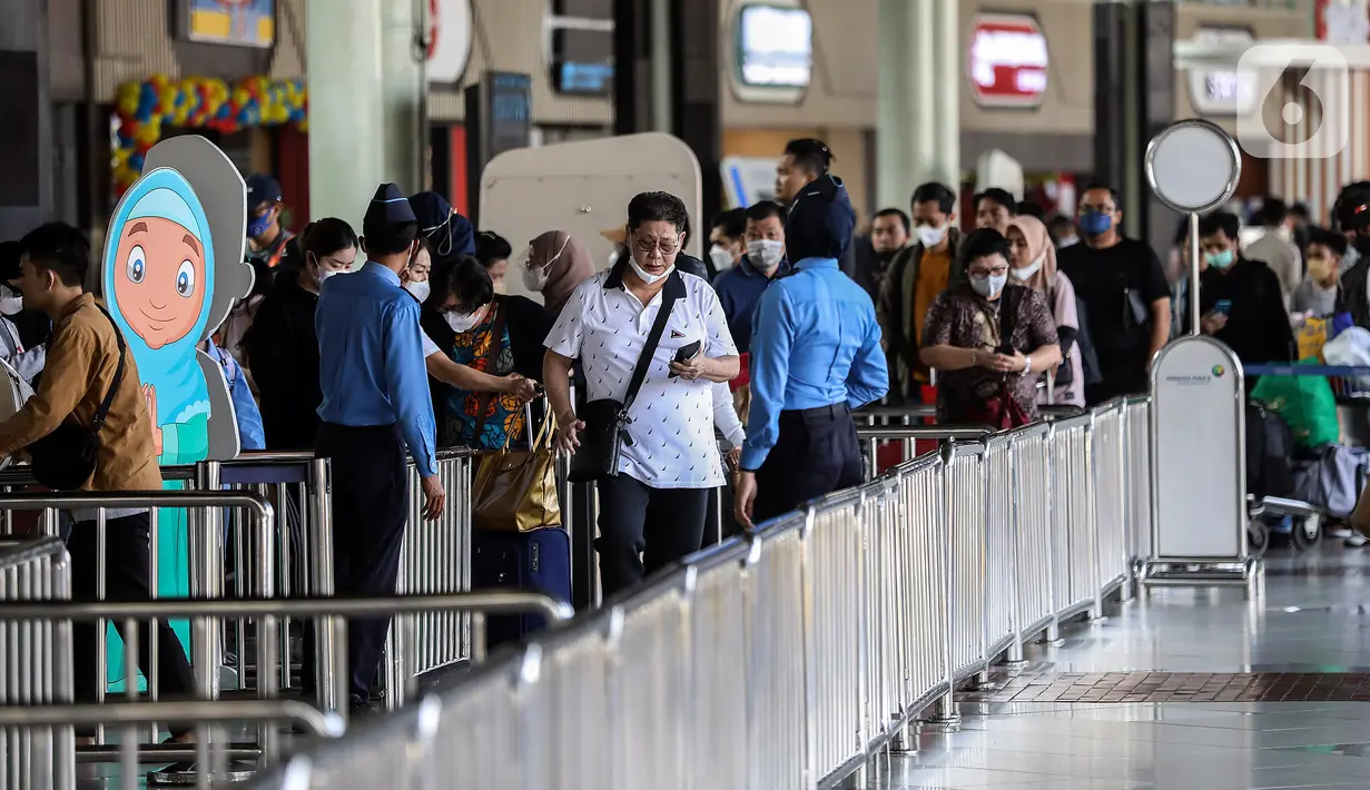 Terdata, sebanyak 1.138 pergerakan pesawat, baik itu keberangkatan dan kedatangan. (Liputan6.com/Johan Tallo)