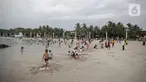 Pengujung berwisata di Pantai Ancol, Jakarta, Rabu (28/12/2022). Isu cuaca yang kurang bersahabat pada hari ini, tidak menyurutkan keinginan warga menghabiskan libur untuk berwisata di kawasan wisata Ancol. (Liputan6.com/Faizal Fanani)