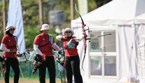 Tim panahan beregu Indonesia yang turun di nomor recurve beregu putri SEA Games 2025 diperkuat Diananda Choirunisa, Ayu Mareta Dyasari, dan Rezza Octavia. Mereka meraih medali emas pada final di SAT Football Stadium, Bangkok, pada Rabu (17/12/2025). (NOC Indonesia)