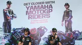 Dua pebalap Monster Energy Yamaha, Alex Rins (kiri) dan Fabio Quartararo, saat mengunjungi SMAN 2 Mataram, Kota Mataram, Nusa Tenggara Barat (NTB), Rabu (1/10/2025). (Bola.com/M Iqbal Ichsan)