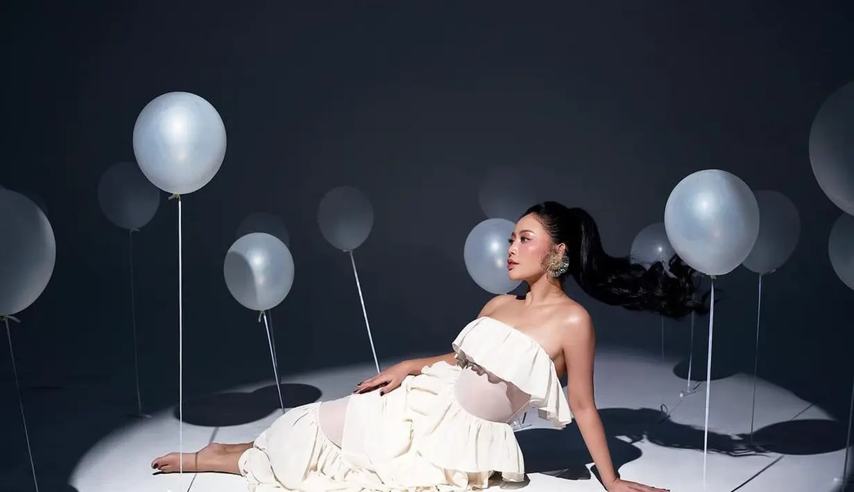 Sembari dikelilingi balon, Rachel mengungkapkan bahwa setiap balon adalah pengingat akan dukungan dan inspirasi yang membawanya sampai di titik ini. [@rachelvennya].