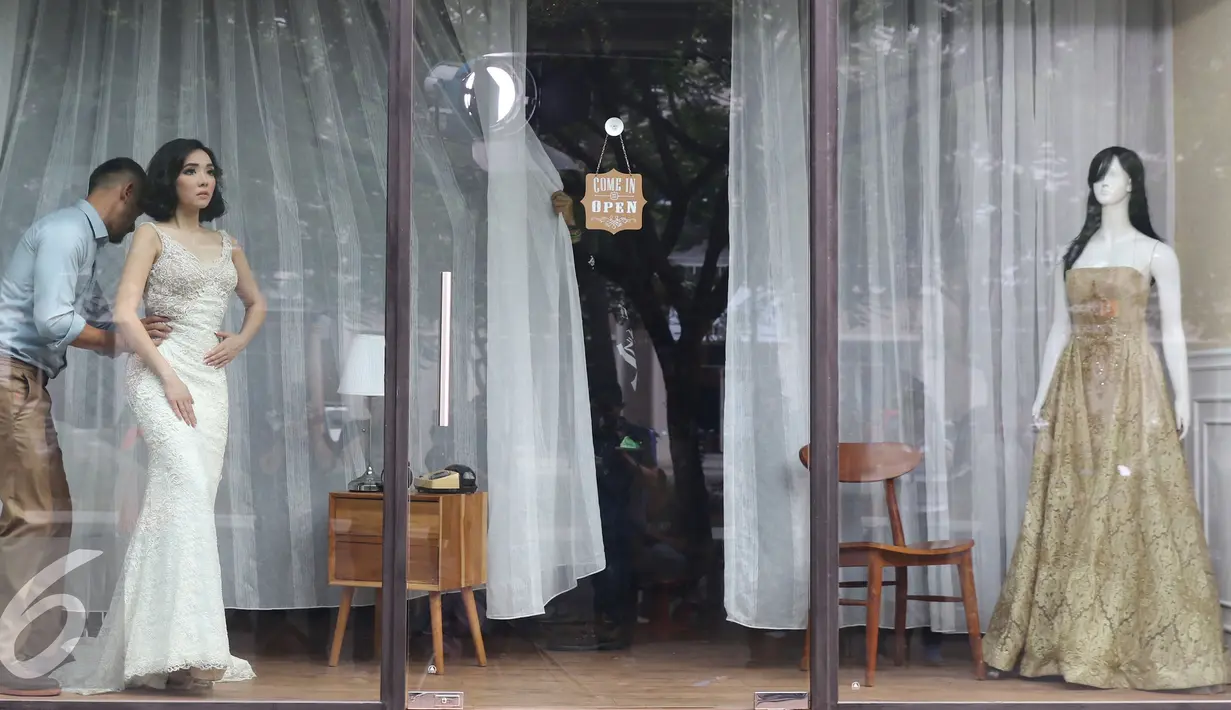 Salah satu adegan dalam videoklip single terbaru Gisella Anastasia berjudul, " Cara Melupakanmu", Jakarta, Selasa (18/10).  Gisel yang menjadi mannequin, tertarik dengan Rio Dewanto yang berprofesi sebagai desainer. (Liputan6.com/Herman Zakharia)
