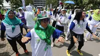 Peserta yang sebagian perempuan mengikuti gerakan 30 Minutes Everyday pada Hari Osteoporosis Nasional (HON) 2022 yang digelar Entrasol berkolaborasi dengan Perwatusi di Gelora Bung Karno (GBK), Senayan, Jakarta. (Liputan6.com)