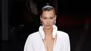 Model Bella Hadid saat memakai busana Off White Spring/Summer 2019 selama Paris Fashion Week, Prancis (27/9). Kedua model tersebut tampil cantik membawakan koleksi rancangan Virgil Abloh. (AFP Photo/Francois Guillot)