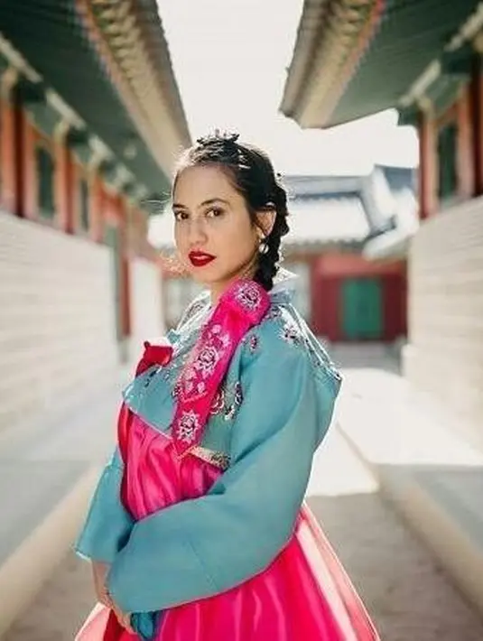 Pevita Pearce mengenakan hanbok dengan atasan warna mint dipadu dengan rok magenta. Ia pun tampak lebih elegan dengan lipstick warna merah bold. Dok. (@pevpearce)