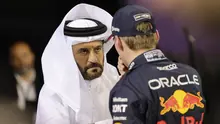 Presiden FIA Mohammed bin Sulayem (kiri) berbicara dengan pembalap Red Bull Racing asal Belanda. Max Verstappen usai sesi kualifikasi Grand Prix F1 Bahrain di Sirkuit Internasional Bahrain di Sakhir pada 1 Maret 2024. (Giuseppe CACACE / AFP)