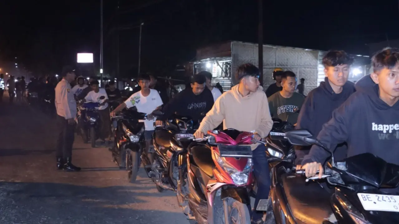 Ratusan sepeda motor berikut pemiliknya diamankan Polres Pringsewu dalam penggerebekan aksi balap liar. Foto : (Istimewa).