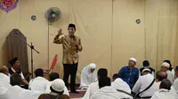 Ketua Komisi VIII DPR Ashabul Kahfi saat mengunjungi Jemaah Haji embarkasi Sulawesi Selatan di Syisyah, Mekkah, Arab Saudi, Minggu (25/6).