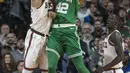 Aksi pemain Boston Celtics, Al Horford saat melakukan umpang melewati adangan pemain Milwaukee Bucks, Giannis Antetokounmpo pada laga NBA di basketball game di Milwaukee, (26/10/2017). Boston menang 96-89. (AP/Tom Lynn)