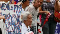 Pada Perang Dunia II, para wanita lansia ini dipaksa untuk menjadi budak seks para tentara Jepang, Filipina, Kamis (12/1). Mereka menggelar aksi untuk memprotes kedatangan PM Jepang Shinzo Abe di Filipina. )AP Photo/Bullit Marquez)