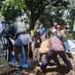 Proses pemakaman seorang warga Kota Malang diduga suspect corona Covid-19 di Kota Malang. Masyarakat diimbau tak menolak jenazah karena proses pemakaman sudah sesuai protokol (Humas Pemkot/Liputan6.com/Zainul Arifin)