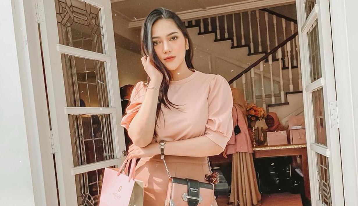 FOTO: Gaya OOTD Selebgram Cantik Nabila Gardena, Modis dan ...