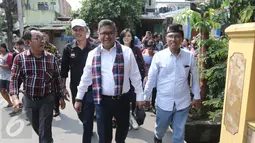 Sekjen DPP PDI Perjuangan, Hasto Kristiyanto saat tiba di Cilincing, Jakarta, Selasa (11/4). Hasto blusukan untuk serap aspirasi program KJP, KJS dan tata ruang kota Jakarta. (Liputan6.com/Herman Zakharia)