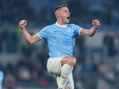 Pemain Lazio, Adam Marusic, melakukan selebrasi setelah mencetak gol ke gawang Sassuolo pada laga pekan ke-28 Serie A 2025/2026 di Stadion Olimpico, Selasa (10/4/2026) dini hari WIB. (Alfredo Falcone/LaPresse via AP)
