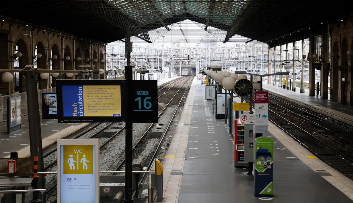 Papan layar informasi menginformasikan bahwa lalu lintas terganggu di stasiun kereta api Gare du Nord pada hari kedua pemogokan nasional dan protes terhadap rencana reformasi pensiun pemerintah di Paris, Selasa (31/1/2023). Pemogokan massal dan protes melanda negara tersebut untuk kedua kalinya dalam sebulan sebagai bentuk keberatan atas rencana reformasi untuk menaikkan usia pensiun. (Ludovic MARIN/AFP)