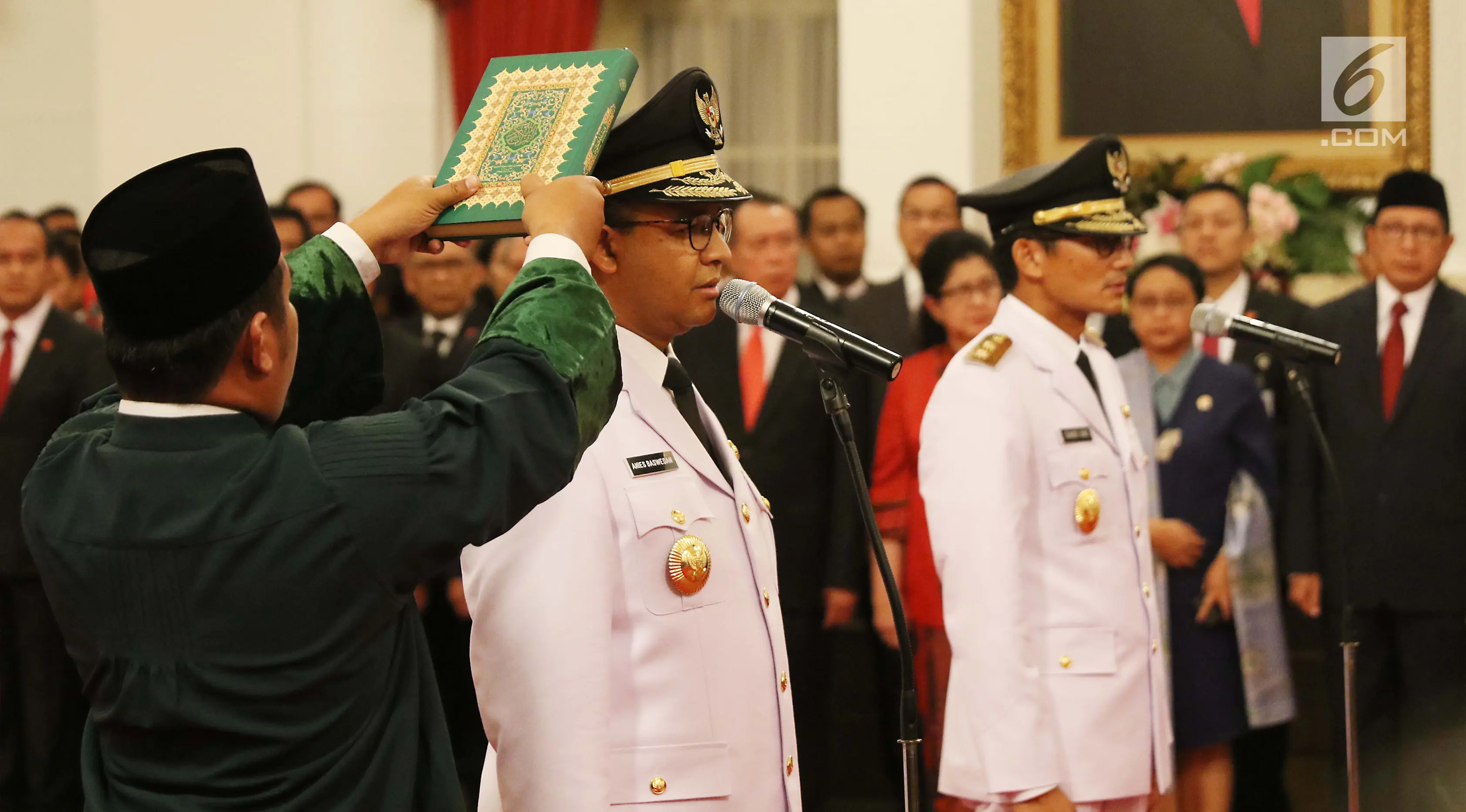 Anies Baswedan dan Sandiaga Uno saat disumpah pada pelantikan Gubernur dan Wakil Gubernur DKI Jakarta periode 2017-2022 di Istana Negara, Jakarta, Senin (16/10). (Liputan6.com/Angga Yuniar)