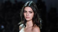 Kendall Jenner tertangkap kamera mengenakan mini dress berbahan sheer tanpa mengenakan bra saat akhir pekan lalu. (Foto: AFP)
