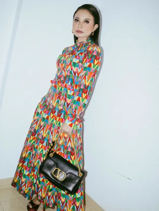 Seperti penampilannya mengenakan dres panjang ini. Motif random dengan lebih dari 5 warna ini membuatnya makin anggun. Rossa makin percaya diri tampil di depan kamera. (Liputan6.com/IG/@itsrossa910).