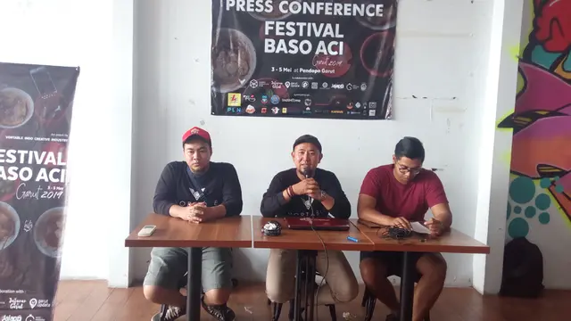 Para panitia festival bakso aci di Garut tengah menyampaikan pemaparan saat jumpa pers dengan wartawan