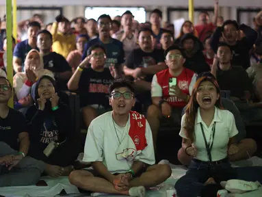 Ratusan pendukung dari komunitas Arsenal Indonesia tampak sangat antusias menyaksikan acara Roaring Night pertandingan Premier League 2023/2024 antara Liverpool melawan Arsenal yang berlangsung di Pitch 98, Kemang, Jakarta, Minggu (24/12/2023) dini hari. (Bola.com/Bagaskara Lazuardi)