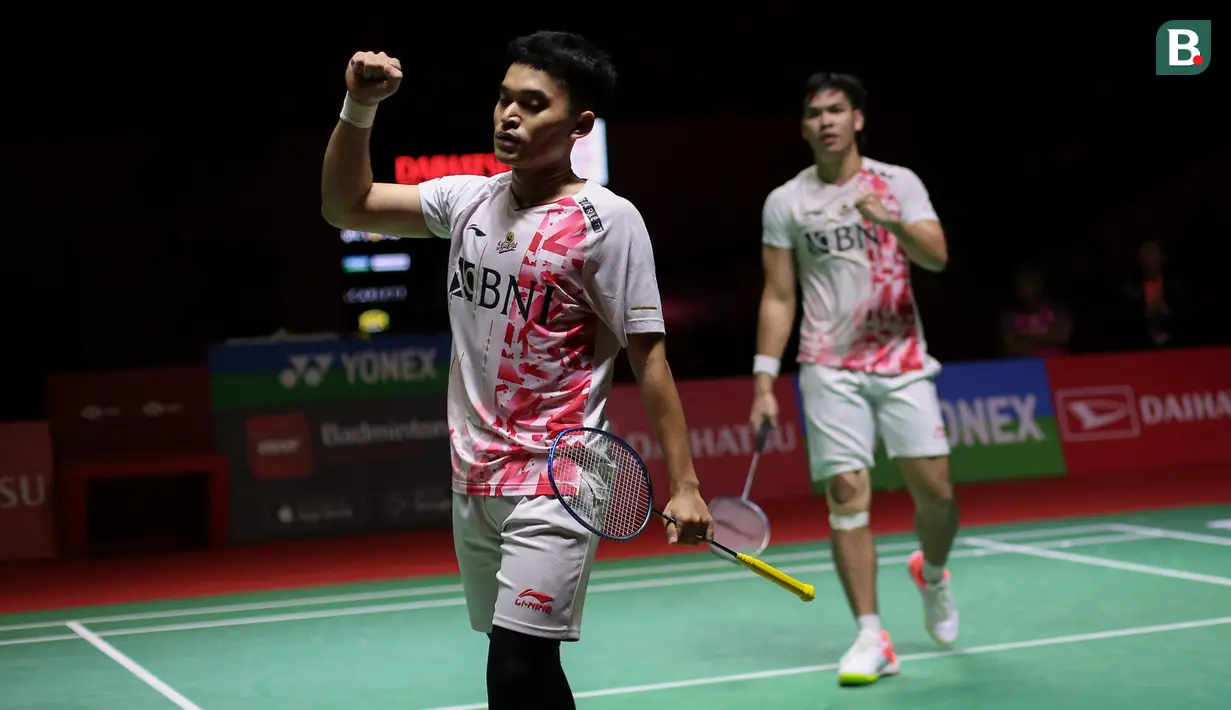 Pebulutangkis ganda putra Indonesia, Leo Rolly Carnando/Daniel Marthin bertanding melawan pebulutangkis ganda putra Jepang, Takuro Hoki/Yugo Kobayashi pada laga semifinal Indonesia Masters 2023 di Istora Senayan, Jakarta, Sabtu (28/01/2023). Leo/Daniel menang dengan skor 18-21, 21-17, 21-3. (Bola.com/Bagaskara Lazuardi)