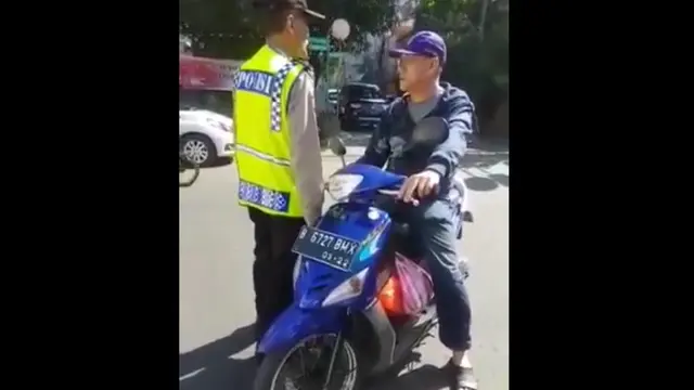 Polisi tua tilang pengendara motor 