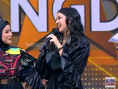 Keisya Levronka saat kolaborasi dengan Dila menyanyikan lagu "Tak Ingin Usai".  (Foto: YouTube/ Rising Star Dangdut)