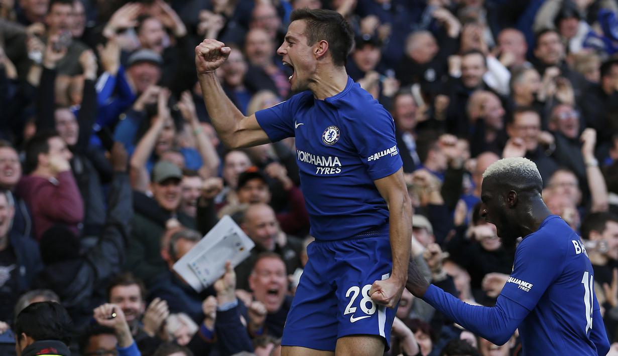 Pemain Chelsea, Cesar Azpilicueta (kiri)  mencetak lima assists hingga pekan ke-11 Premier League. (AFP/Ian Kington)