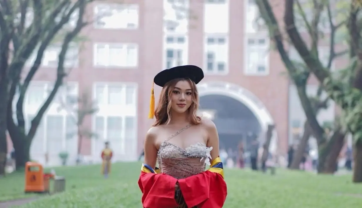 Pada hari Kamis (16/5), Gabriella tampil cantik dan mempesona dengan kebaya elegan dan rambut terurai saat menghadiri acara wisuda. Pemain serial film Geez & Ann the Series ini berhasil lulus 3,5 tahun di Universitas Pelita Harapan. (Liputan6.com/IG/@gabriellaekaputri)