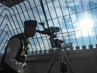 Tim Hisab Rukyat Jakarta mengamati posisi hilal menggunakan teleskop di puncak Monumen Nasional (Monas) di Jakarta, Jumat (28/2/2025). (merdeka.com/Arie Basuki)