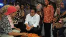 Menteri Perdagangan (Mendag) Rachmat Gobel melakukan blusukan ke Pasar Induk Tanah Tinggi, Tangerang, Selasa (18/11/2014). (Liputan6.com/Herman Zakharia)