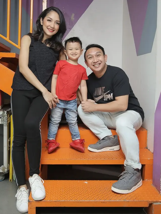 [Fimela] Augie Fantinus - Istri dan Anak