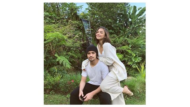 Sering Dikira Pacar, Ini 7 Momen Manis Angela Gilsha dan Adik