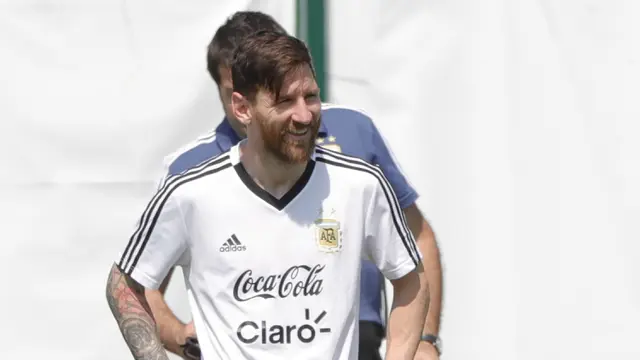 FOTO: Argentina di Ujung Tanduk, Lionel Messi Tetap Rileks