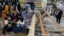 Pencari suaka asal Afghanistan melakukan aksi unjuk rasa di depan Kantor UNHCR, Jalan Kebon Sirih, Jakarta, Selasa (24/8/2021). Aksi ini akhirnya dibubarkan pihak kepolisian karena menimbulkan kerumunan dan kemacetan di sekitar lokasi. (Liputan6.com/Helmi Fithriansyah)