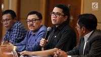 Anggota Pansus Hak Angket KPK, Arteria Dahlan (kedua kanan) memberi keterangan pers di Jakarta, Senin (20/9). Pansus Hak Angket KPK membeberkan temuan terkait pengadaan alat berat yang diduga dilakukan Ketua KPK Agus Rahardjo. (Liputan6.com/Johan Tallo)