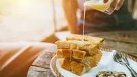 Ilustrasi roti bakar dengan susu kental manis. (Shutterstock/Quality Stock Arts)