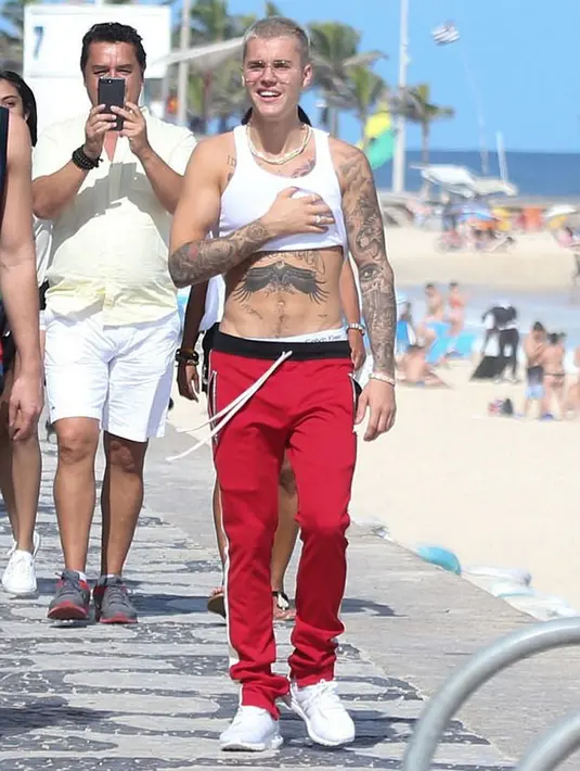 Terbukti saat Justin berada di sebuah pantai, penyanyi berusia 23 tahun ini ramai  dihampiri penggemarnya. Terutama para wanita yang sangat mengidolakan paras tampannya ini. (doc.dailymail.com)