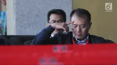 Presiden Direktur Lippo Cikarang, Toto Bartholomeus menunggu pemeriksaan di Gedung KPK, Jakarta, Jumat (9/11). Toto kembali diperiksa sebagai saksi untuk tersangka Kepala Dinas Pemadam Kebakaran Pemkab Bekasi Sahat MBJ Nahor. (Merdeka.com/Dwi Narwoko)