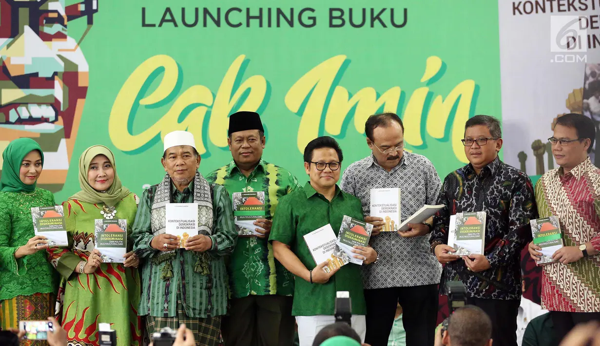 Ketum PKB Muhaimin Iskandar dan para tokoh politik menunjukkan buku karyanya, Jakarta, Minggu (24/9). Buku tersebut berjudul Kontekstualisasi Demokrasi Di Indonesia dan Intoleransi Diskriminasi Dan Politik Multikulturalisme. (Liputan6.com/Johan Tallo)