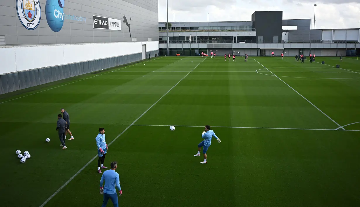 Tiga penjaga gawang Manchester City mengikuti sesi latihan timnya di Manchester City Training Ground, Manchester (18/9/2023) waktu setempat, jelang menghadapi Red Star Belgrade pada matchday pertama Grup G Liga Champions 2023/2024 di Etihad Stadium, Rabu (20/9/2023) dini hari WIB. (AFP/Paul Ellis)