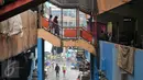 Pengunjung menuruni tangga pasar tradisional Pasar Minggu, Jakarta, Senin (10/10). Gubernur DKI, Basuki Tjahaja Purnama (Ahok) meminta PD Pasar Jaya mengambil alih seluruh pengelolaan pasar di Ibukota dari pihak ketiga. (Liputan6.com/Yoppy Renato)